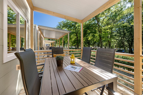 Overdekt terras met tuinmeubilair bij Mobile home Porec, Camping Bijela Uvala, Kroatië, uitzicht op het bos.