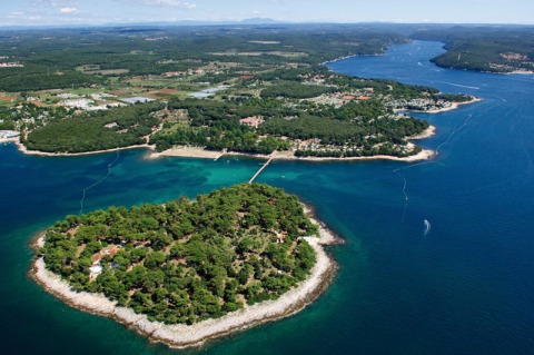 Vista aérea del Koversada Camping Resort en Istria, Croacia, rodeado de vegetación y aguas azules.