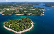 Vue aérienne du Koversada Camping Resort en Istrie, Croatie, entouré de verdure et d’eaux bleues.
