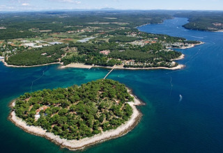 Vista aerea del Koversada Camping Resort in Istria, Croazia, circondato da verde e acque blu.