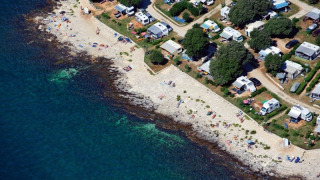 Luchtfoto van Koversada Camping Resort in Istrië, Kroatië, met kampeerplekken aan de kustlijn.