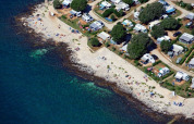 Vista aérea de Koversada Camping Resort en Istria, Croacia, junto a la costa, con caravanas y árboles.