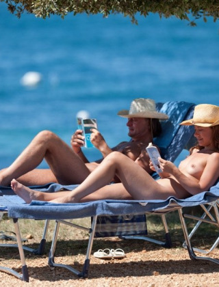 Destacado del Koversada Camping Resort en Istria, Croacia: naturistas descansan junto al mar.