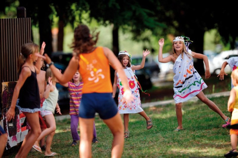 Kinderen spelen vrolijk buiten op Koversada Camping Resort in Istrië, Kroatië.