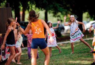 Kinder spielen fröhlich im Freien im Koversada Camping Resort in Istrien, Kroatien.