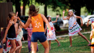 Niños jugando y divirtiéndose al aire libre en el Koversada Camping Resort en Istria, Croacia.