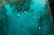 Foto aerea di barche ancorate nelle acque turchesi a Camping Porto Sole, Istria, Croazia.