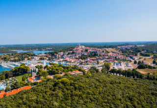 Foto aerea del Camping Porto Sole, parco vacanze in Istria, Croazia, con vista su foresta e marina.