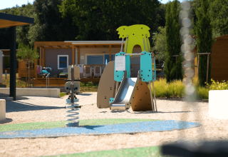 Area giochi con scivolo e gioco a molla di fronte ai bungalow del Camping Porto Sole, Istria, Croazia.