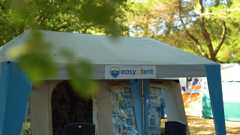 Una tenda con il cartello 'easytent' al Camping Porto Sole, circondata da alberi in Istria, Croazia.