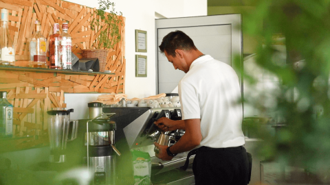 Barista preparando café en una máquina de espresso en Camping Porto Sole, un parque vacacional en Istria, Croacia.