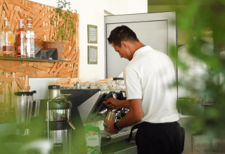 Barista preparando café en una máquina de espresso en Camping Porto Sole, un parque vacacional en Istria, Croacia.