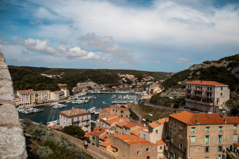 Vista del puerto y tejados rojos de Figari, Córcega, Francia, tomada desde Feather Down Figari.