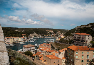 Vista del puerto y tejados rojos de Figari, Córcega, Francia, tomada desde Feather Down Figari.