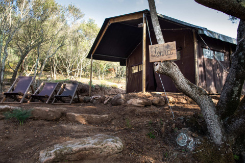 Zelt und Liegestühle bei Feather Down Figari Corsica, einem Ferienpark auf Korsika, Frankreich.