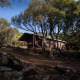 Safari-telt kaldet Tent house med privat bruser i naturen ved Feather Down Figari Corsica i Frankrig.