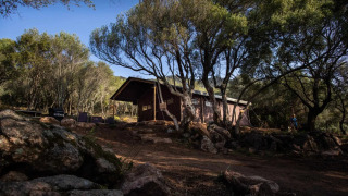 Safari-Zelt namens Tent house mit privater Dusche bei Feather Down Figari Korsika, Frankreich, im Grünen.