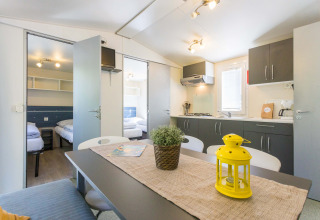 Licht en modern interieur van mobile home Capri op Camping Zelena Laguna in Kroatië, met keuken en eethoek.