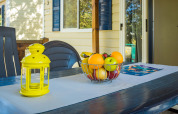 Tavolo esterno presso Mobile home Capri al Camping Zelena Laguna in Croazia con fruttiera e lanterna.