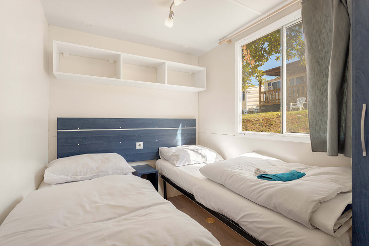 Chambre avec deux lits simples au Mobile home Capri, Camping Zelena Laguna, Croatie, avec fenêtre.