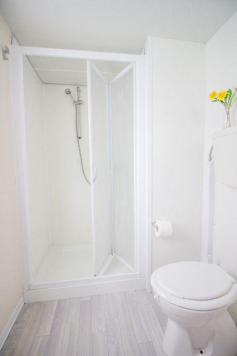 Badeværelse i Mobile home Capri på Camping Zelena Laguna, Kroatien, med brusekabine og toilet.