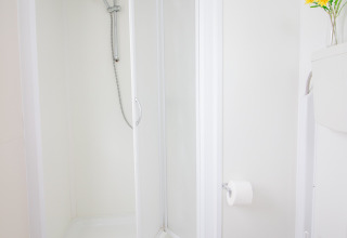 Bagno nella casa mobile Capri al Camping Zelena Laguna, Croazia, con doccia e WC visibili.