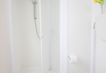 Salle de bain du Mobile Home Capri au Camping Zelena Laguna en Croatie avec douche et toilettes.