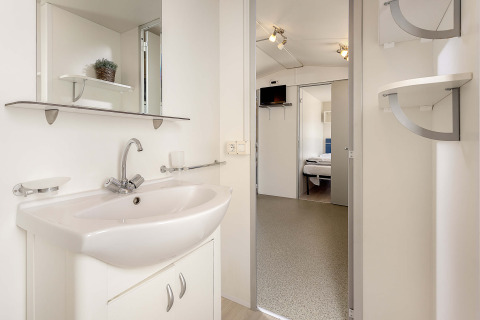 Moderne badkamer in de Capri-mobilhome op Camping Zelena Laguna, Kroatië, met wastafel en spiegel.