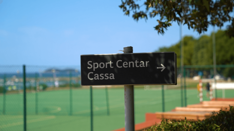 Señal hacia Sport Centar Cassa en Camping Polari, un parque vacacional en Istria, Croacia.