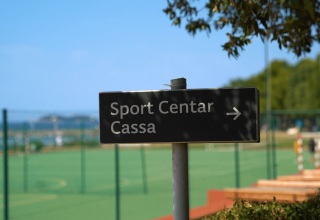 Skilt, der viser mod Sport Centar Cassa i Camping Polari, en feriepark i Istrien, Kroatien.