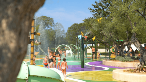Bambini e adulti si divertono nell’area giochi d’acqua del Camping Polari, in Istria, Croazia.