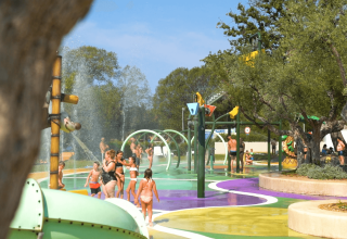 Bambini e adulti si divertono nell’area giochi d’acqua del Camping Polari, in Istria, Croazia.