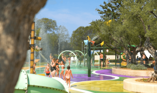 Niños y adultos disfrutan del área acuática en Camping Polari, un parque vacacional en Istria, Croacia.