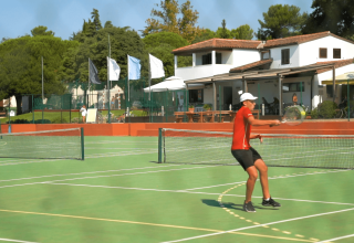 Campeggio Polari in Istria, Croazia: persone che giocano a tennis su un campo all’aperto e soleggiato.