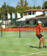 Destacado de Camping Polari, Istria, Croacia: personas jugando tenis en una cancha al aire libre.