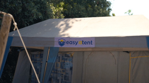 Foto di una tenda facile da montare con logo 'easyatent' al Camping Polari, villaggio vacanze in Istria, Croazia.
