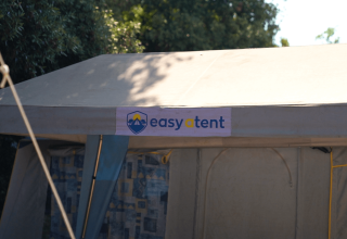 Et foto af et let opstilleligt telt med 'easyatent' logo på Camping Polari feriepark i Istrien, Kroatien.
