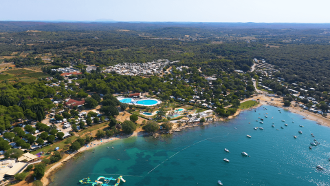 Vista aerea di Camping Polari, parco vacanze in Istria, Croazia, con piscine e spiaggia sul mare.