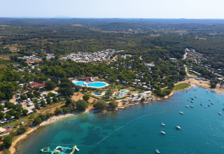 Vista aerea di Camping Polari, parco vacanze in Istria, Croazia, con piscine e spiaggia sul mare.