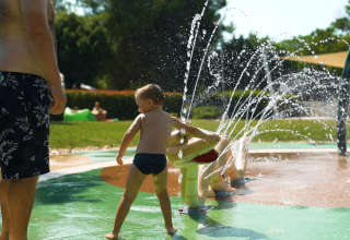 Bambini giocano con i getti d’acqua nel parco acquatico del Camping Polari a Istria, Croazia, d’estate.