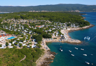 Vista aerea di Camping Krk, un villaggio vacanze sul mare con caravan a Primorje-Gorski Kotar, Croazia.