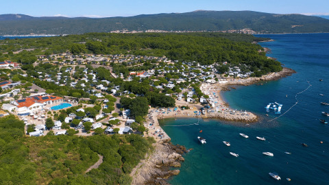 Luchtfoto van Camping Krk, vakantiepark met caravans, strand en groen in Primorje-Gorski Kotar, Kroatië.