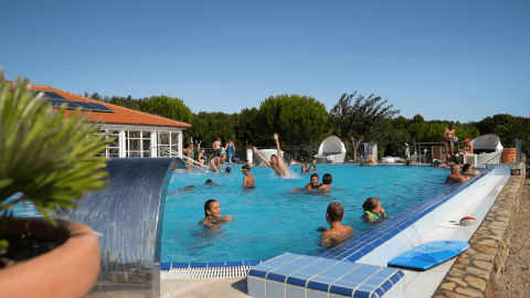 Vacacionistas nadan y se relajan en la piscina del Camping Krk en el condado de Primorje-Gorski Kotar, Croacia.