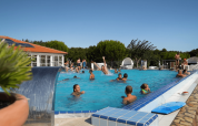 Feriepark-gæster nyder en solrig dag ved poolen med børn og voksne på Camping Krk i Kroatien.