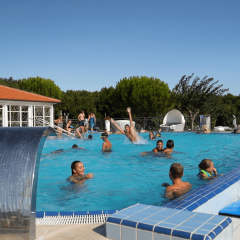 Vacacionistas nadan y se relajan en la piscina del Camping Krk en el condado de Primorje-Gorski Kotar, Croacia.