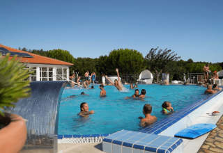 Vacacionistas nadan y se relajan en la piscina del Camping Krk en el condado de Primorje-Gorski Kotar, Croacia.