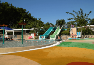 Poolområde med vandrutsjebaner og solstole på Camping Krk feriepark i Primorje-Gorski Kotar, Kroatien.