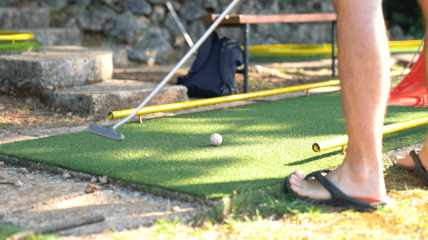 Una persona gioca a mini golf a Camping Krk, villaggio vacanze in Primorje-Gorski Kotar, Croazia.