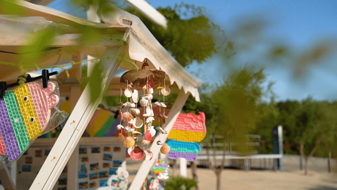 Puesto de mercado colorido con souvenirs y juguetes bajo el sol en Camping Krk, Primorje-Gorski Kotar, Croacia.