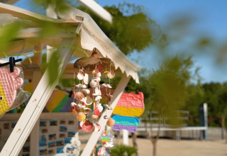 Bunte Marktstände mit Souvenirs und Spielzeug bei Camping Krk in Primorje-Gorski Kotar, Kroatien, bei Sonnenschein.
